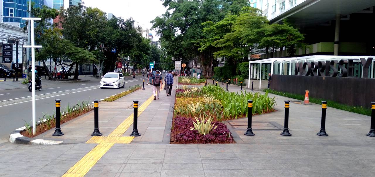 Fungsi Bollard Trotoar Pembatas Jalan