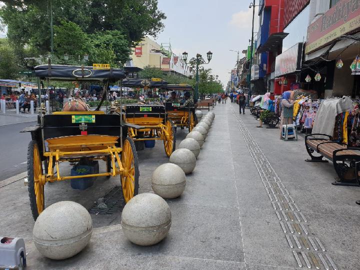 Kegunaan Bollard Patok Pembatas Jalan dan Trotoar