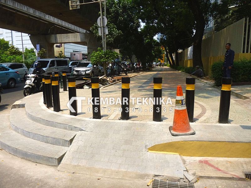 Pemasangan Bollard Besi Jalan